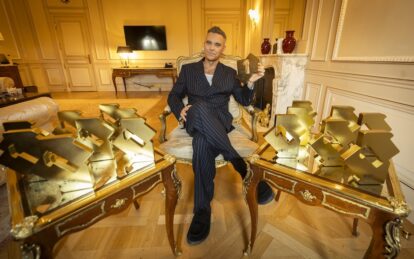 Record-breaking Robbie hits No.1